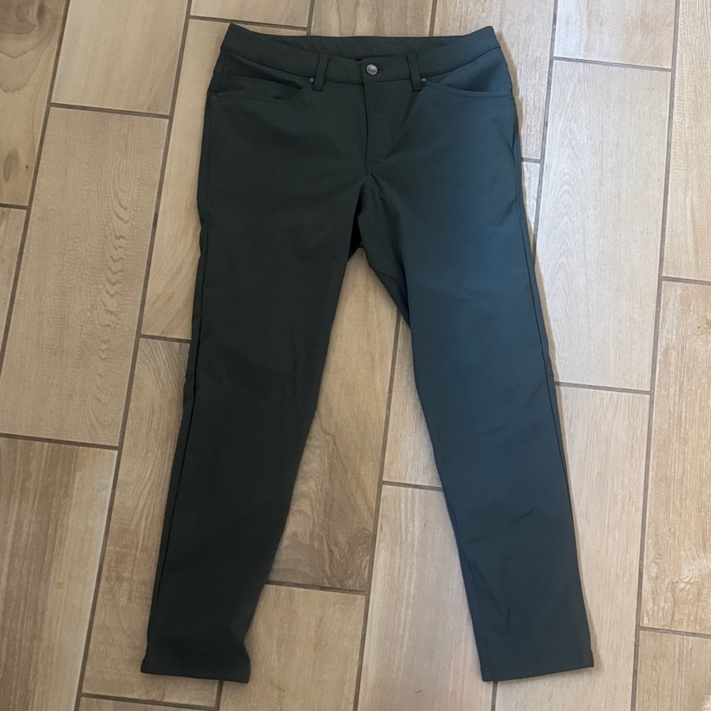 lululemon athletica Forest Green ABC Slim Fit / B109